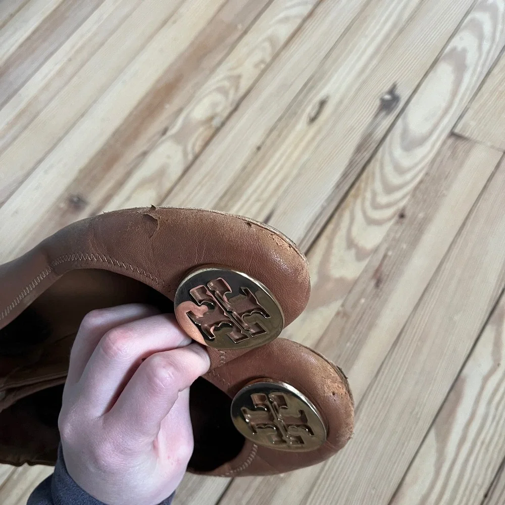 Tory Burch Reva Tan Leather Ballet Flats Gold Logo Medallion Round Toe Shoes - Picture 7 of 11